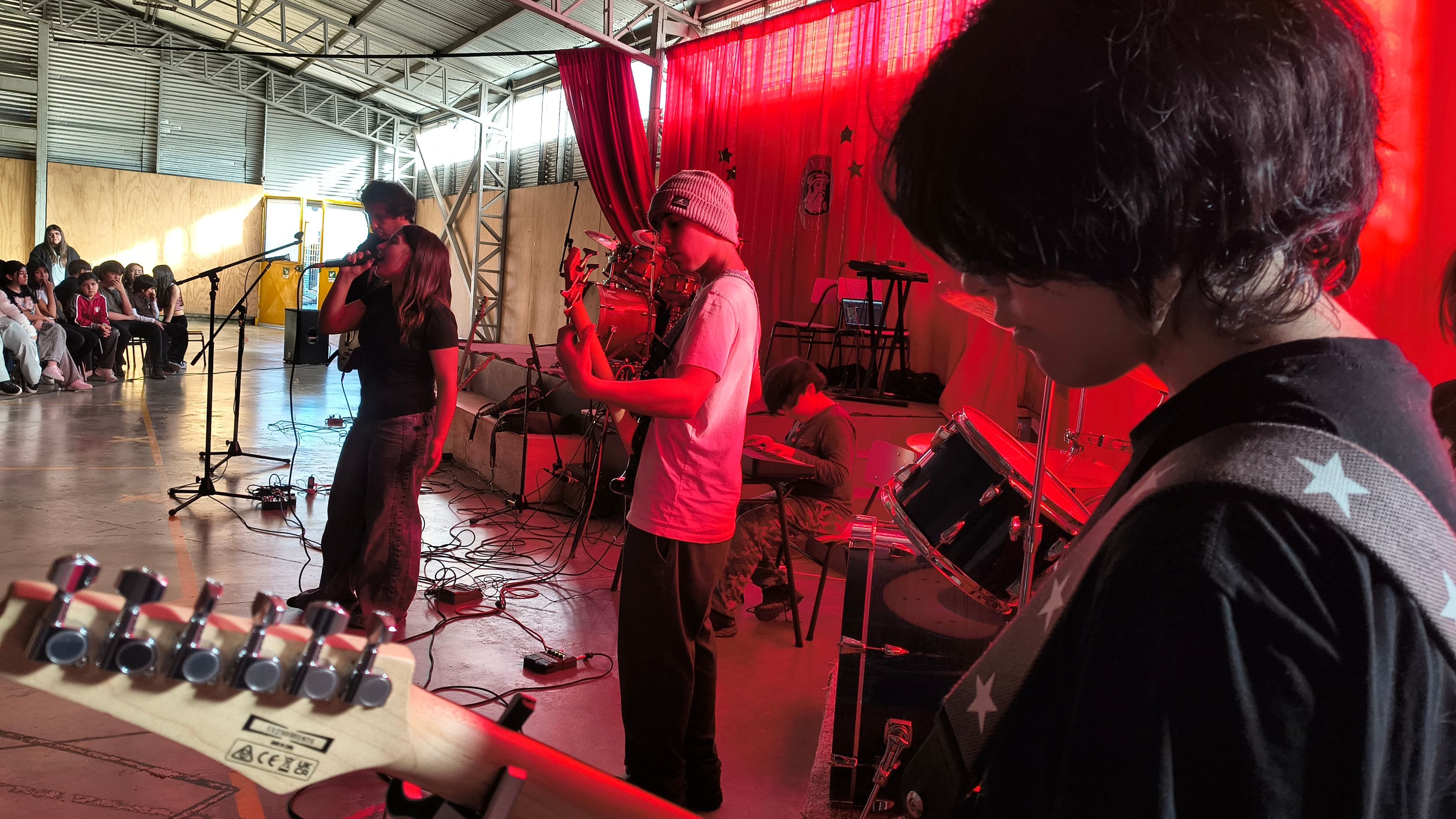 ¡El gimnasio vibró a puro rock! Una jornada de talento y acordes en nuestro colegio